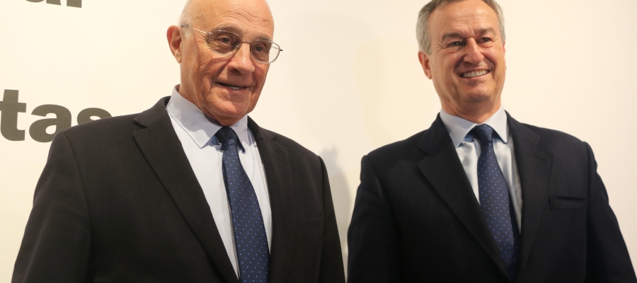 Josep Oliu (dreta) i César González-Bueno (esquerra) al sopar amb premsa | ACN