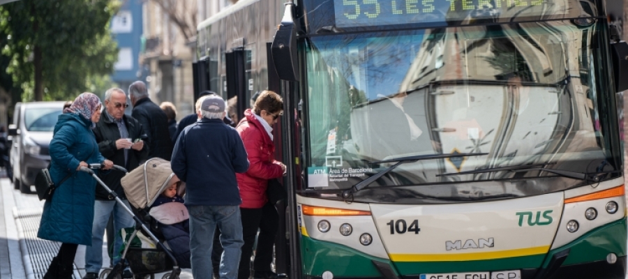 Usuaris pujant a un autobús de la TUS | Roger Benet