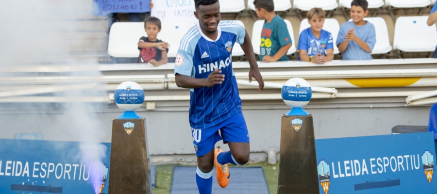 El nou fitxatge arlequinat en la presentació d'un dels tres anys que ha passat a Lleida | Lleida CF