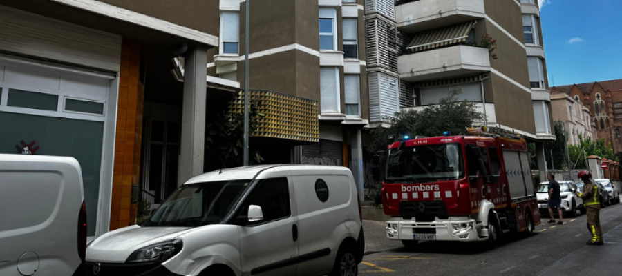 Una unitat de Bombers al carrer Escola Pia | Mireia Sans