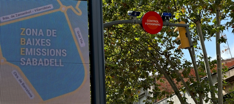 Una de les càmeres de les Zones de Baixes Emissions | Mireia Sans