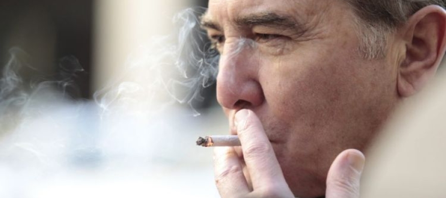 Una persona fumant a una terrassa | ACN