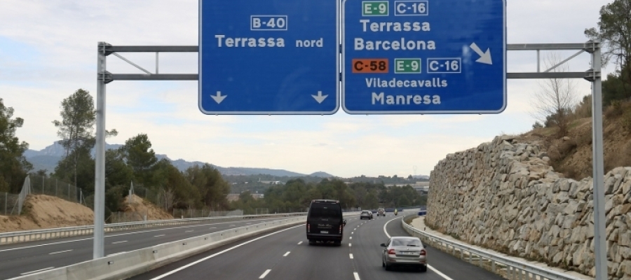 Cartells de sortida a Terrassa i d'enllaç amb la C-58, l'E-9 i la C-16 des de la B-40 a Terrassa | Albert Segura (ACN)