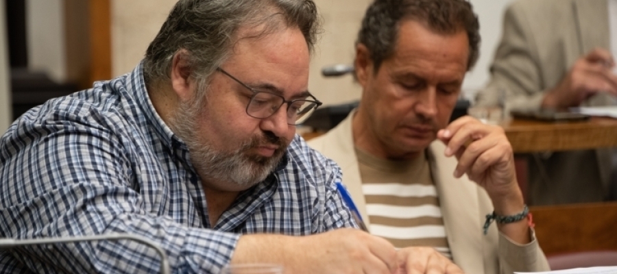 Francesc Baró i Lluís Matas, en segon pla, al Ple municipal | Roger Benet