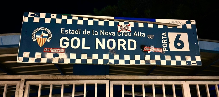 Enganxines de caire feixista aparegudes als voltants de la Nova Creu Alta