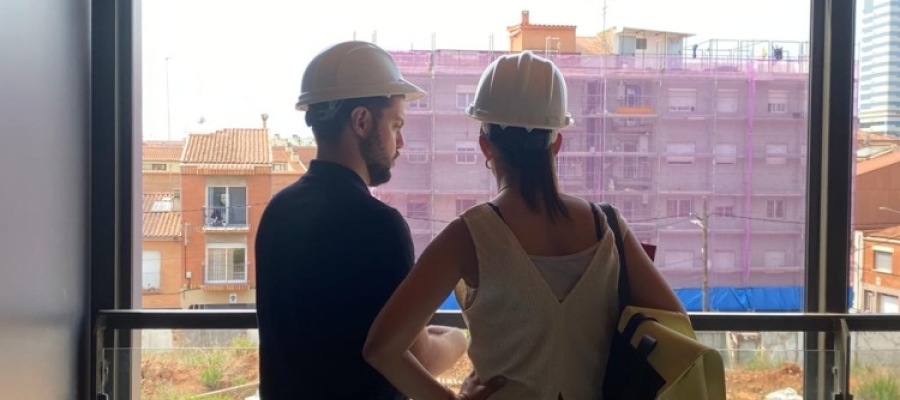 Eloi Cortés i Marta Farrés durant una visita a la promoció d'habitatge públic de Francesc Layret
