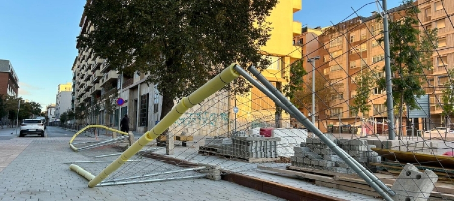 Una tanca d'obres caiguda a Sabadell durant el temporal Cián | Pau Vituri