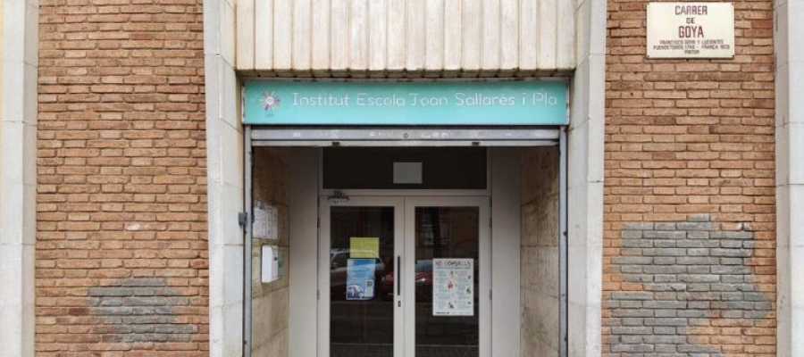 Entrada de l'institut-escola Joan Sallarès i Pla | Cedida