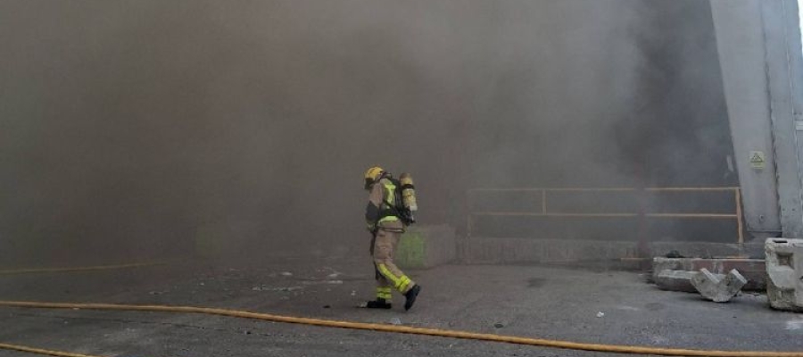 Un bomber treballant en l'incendi de Can Roqueta | Bombers