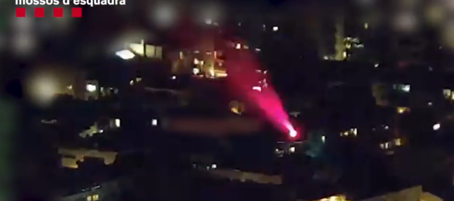 Imatge del punter apuntant l'helicòpter dels Mossos