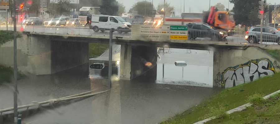 Dos vehicles enfonsats a l'aigua, sota el pont 1 de la Gran Via | X (@fxrrxti)