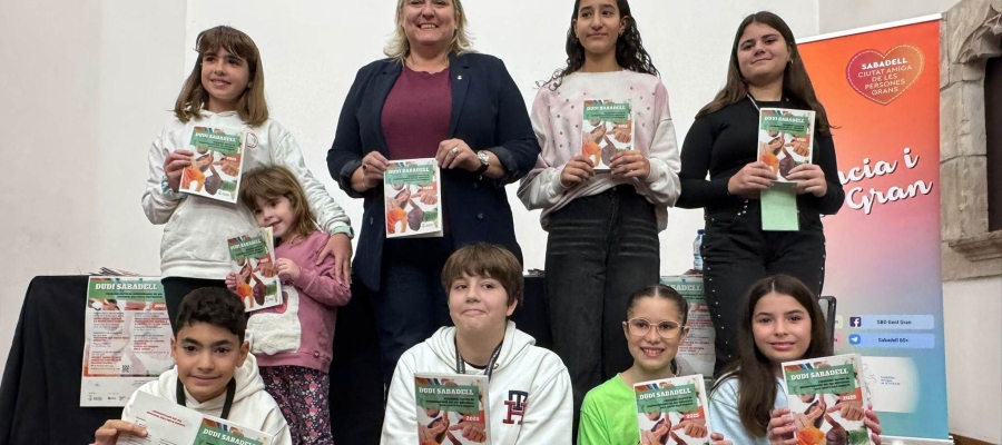 Laura Reyes i joves membres del Consell d'Infants i Adolescents de Sabadell