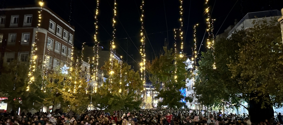 Els llums encesos al passeig de la Plaça Major