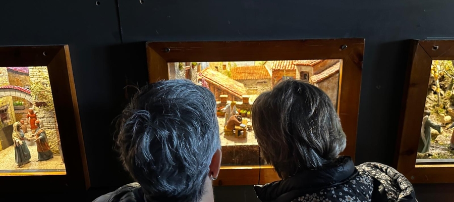 Dues persones contemplant un dels diorames exposats 