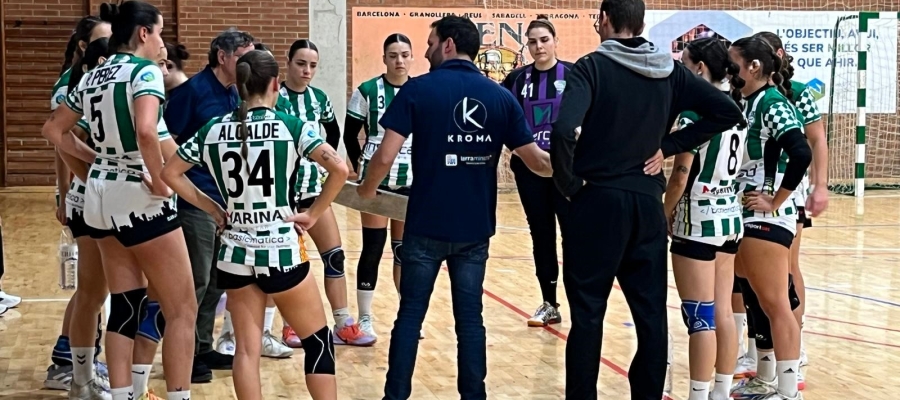 Pol Ibáñez esperonant el seu equip en un temps mort | Adrián Arroyo