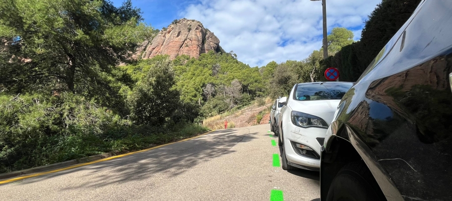 Les places d'aparcament ja pintades als accessos de La Mola