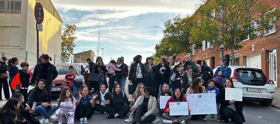 Les persones concentrades davant l'escola Pau Casals