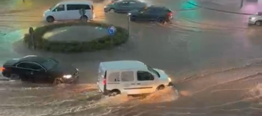 Acumulació d'aigua a la plaça Catalunya