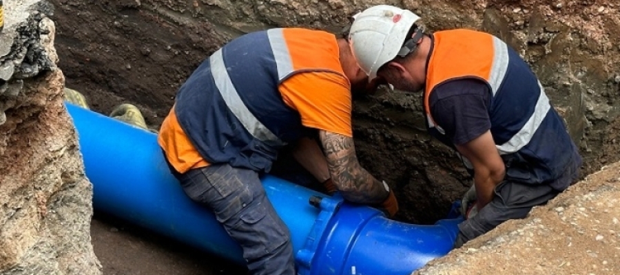 Treballadors d'Aigües de Sabadell en la substitució d'una canonada | Arxiu