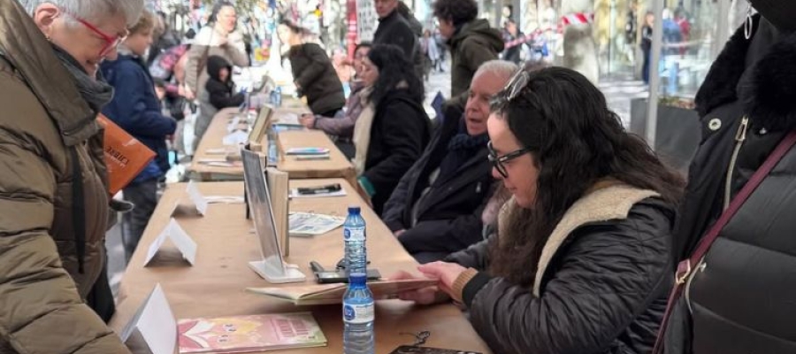 Signatura de llibres d'autors locals | Cedida