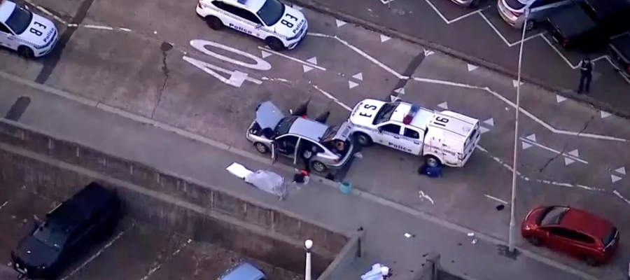 Personal d'emergència atenent els ferits del tiroteig de Bondi Beach