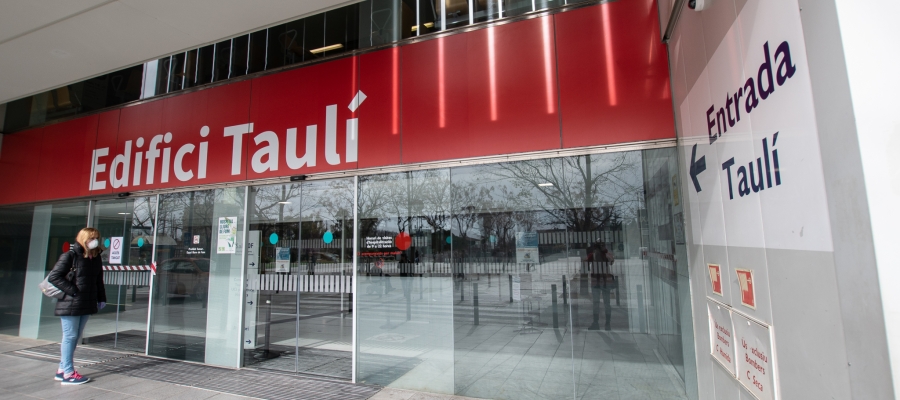 Una dona entra al Taulí amb mascareta