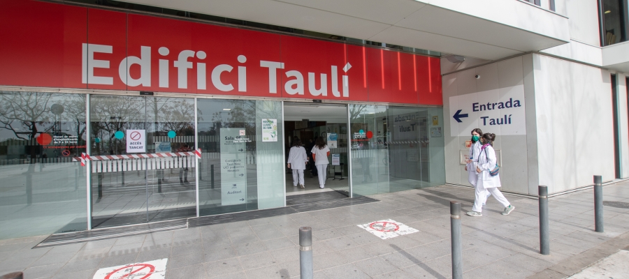 Dues professionals amb mascareta a la porta del Taulí