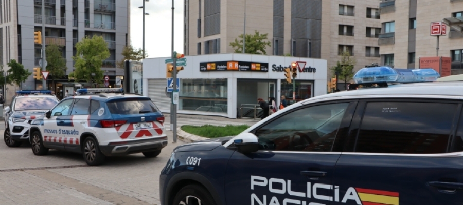 Patrulles de la Policia Nacional i els Mossos d'Esquadra a Sabadell Centre