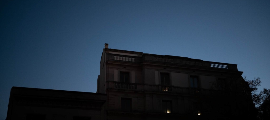 Un edifici sense llum al centre de Sabadell