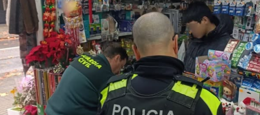 Dos agents de la Guàrdia Civil i la Policia Municipal en una de les inspeccions