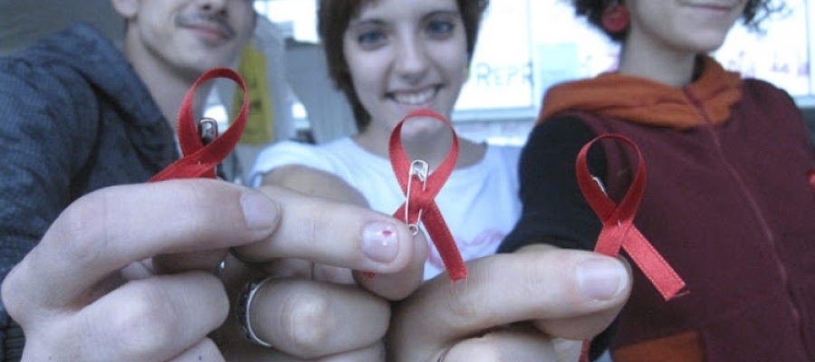 Llaços vermells, símbol de suport a les persones amb VIH | Actuavallès