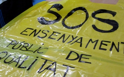 Imatge d'una pancarta on es pot llegir: "SOS. Ensenyament públic de qualitat" - © http://ineditviable.blogspot.com.es/