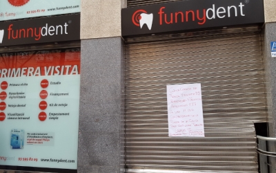 La clínica Funnydent amb la persiana baixada - © Arxiu Ràdio Sabadell