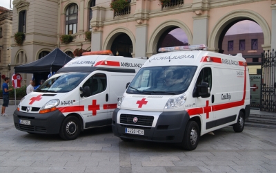 Ambulàncies de la Creu Roja davant l'Ajuntament de Sabadell