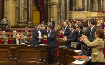 Carles Puigdemont i Oriol Junqueras es donen la mà