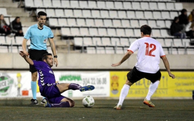 Juanjo Ciércoles en una jugada del partit contra l'Hospitalet de la primera volta