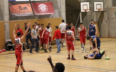 Els jugadors del Sant Nicolau celebren la victòria contra el Collblanc