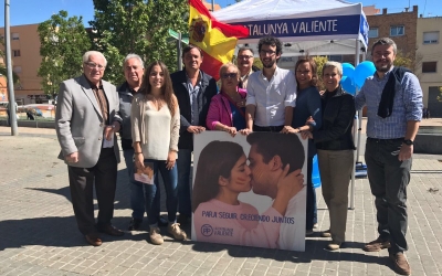 L'equip del PP davant de la carpa informativa. Foto: Partit Popular de Sabadell.