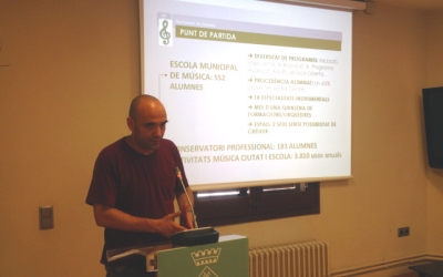 El tinent d'alcalde i regidor d'Educació, Joan Berlanga, presentant el projecte. Foto: Ràdio Sabadell