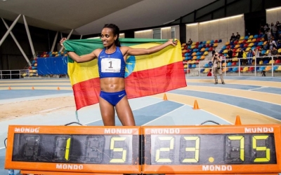 Genzebe Dibaba va batre el rècord del món Indoor dels 2.000 metres a Sabadell | Núria Puentes (El Periódico)