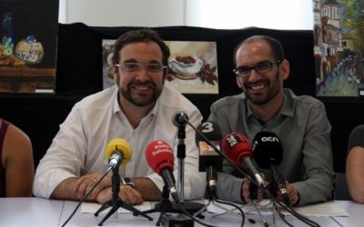 L'exalcalde Juli Fernández i el futur alcalde Maties Serracant en la presentació del pacte de govern al 2015