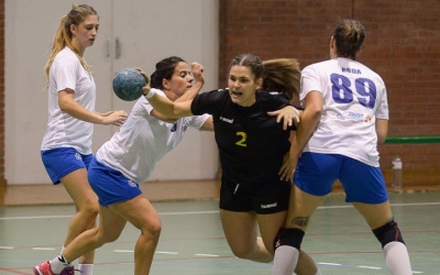 Clara del Baño, en una acció del primer partit de lliga contra el Tenerife | Èric Algemis - OAR Gràcia