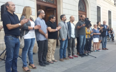 L'alcalde i els regidors llegint el comunicat | Pau Duran