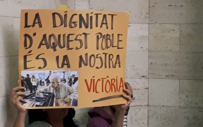 Pancartes i persones que donaven l'esquena a Gesa han marcat el debat d'aquestes mocions/ Karen Madrid