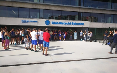 Socis i treballadors del Natació Sabadell aquest migdia a la porta de Can Llong | CNS