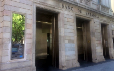 Exterior de Banc Sabadell a plaça Sant Roc/ Mireia Prat