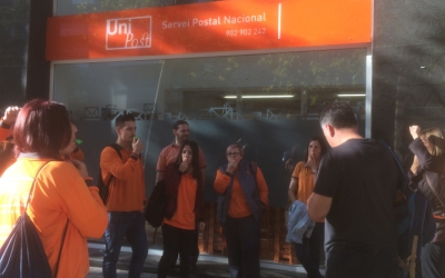 Protesta dels treballadors d'Unipost davant l'oficina de la carretera de Barcelona.