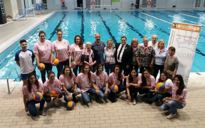 L'equip femení de waterpolo del Club Natació Sabadell amb Oncolliga.