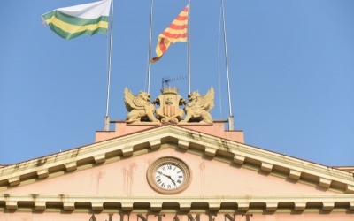 L'edifici de l 'Ajuntament sense les banderes espanyola i europea. Foto: Roger Benet