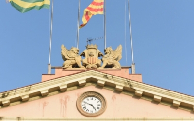 L'edifici de l 'Ajuntament sense les banderes espanyola i europea | Roger Benet